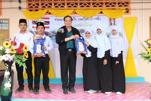 “เมืองเศรษฐกิจพอเพียง” มอบสิ่งของบรรเทาทุกข์แก่ผู้ประสบภัยน้ำท่วม 3 จังหวัดชายแดนภาคใต้ - โลกวันนี้ su06 - “เมืองเศรษฐกิจพอเพียง” มอบสิ่งของบรรเทาทุกข์แก่ผู้ประสบภัยน้ำท่วม 3 จังหวัดชายแดนภาคใต้ - โลกวันนี้