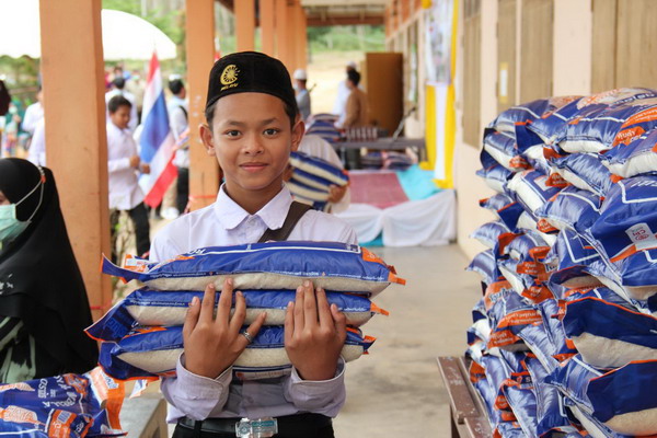 “เมืองเศรษฐกิจพอเพียง” มอบสิ่งของบรรเทาทุกข์แก่ผู้ประสบภัยน้ำท่วม 3 จังหวัดชายแดนภาคใต้ - โลกวันนี้ su07 - “เมืองเศรษฐกิจพอเพียง” มอบสิ่งของบรรเทาทุกข์แก่ผู้ประสบภัยน้ำท่วม 3 จังหวัดชายแดนภาคใต้ - โลกวันนี้
