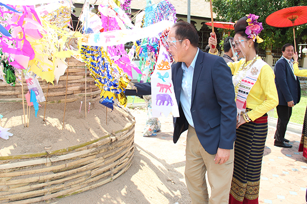 ผู้การฯคัมภีร์และครอบครัวร่วมสืบชะตาแบบล้านนาพร้อมถวายปัจจัย 500,000 บาท บูรณปฏิสังขรองค์พระธาตุเจดีย์ วัดสวนดอก A 16 - ผู้การฯคัมภีร์และครอบครัวร่วมสืบชะตาแบบล้านนาพร้อมถวายปัจจัย 500,000 บาท บูรณปฏิสังขรองค์พระธาตุเจดีย์ วัดสวนดอก