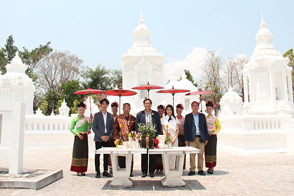 ผู้การฯคัมภีร์และครอบครัวร่วมสืบชะตาแบบล้านนาพร้อมถวายปัจจัย 500,000 บาท บูรณปฏิสังขรองค์พระธาตุเจดีย์ วัดสวนดอก A 18 - ผู้การฯคัมภีร์และครอบครัวร่วมสืบชะตาแบบล้านนาพร้อมถวายปัจจัย 500,000 บาท บูรณปฏิสังขรองค์พระธาตุเจดีย์ วัดสวนดอก