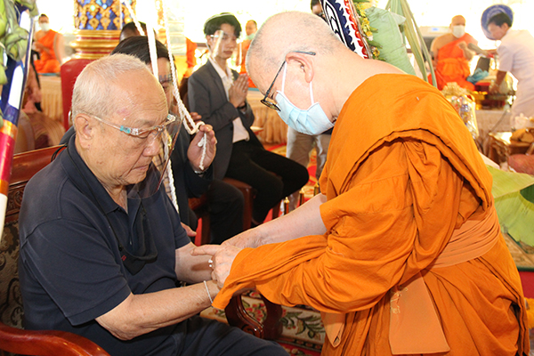 ผู้การฯคัมภีร์และครอบครัวร่วมสืบชะตาแบบล้านนาพร้อมถวายปัจจัย 500,000 บาท บูรณปฏิสังขรองค์พระธาตุเจดีย์ วัดสวนดอก A 5 - ผู้การฯคัมภีร์และครอบครัวร่วมสืบชะตาแบบล้านนาพร้อมถวายปัจจัย 500,000 บาท บูรณปฏิสังขรองค์พระธาตุเจดีย์ วัดสวนดอก