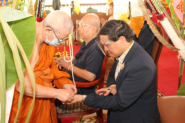 ผู้การฯคัมภีร์และครอบครัวร่วมสืบชะตาแบบล้านนาพร้อมถวายปัจจัย 500,000 บาท บูรณปฏิสังขรองค์พระธาตุเจดีย์ วัดสวนดอก A 6 - ผู้การฯคัมภีร์และครอบครัวร่วมสืบชะตาแบบล้านนาพร้อมถวายปัจจัย 500,000 บาท บูรณปฏิสังขรองค์พระธาตุเจดีย์ วัดสวนดอก
