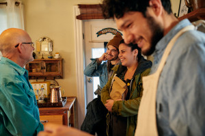 Airbnb Celebrates Biggest Night Ever (1)_h (1)