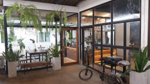 Airbnb drives growth and rejuvenation of local homestays(1) ร้านกาแฟใกล้ที่พักของนายวรรธนนท์